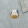 przypinka dzbanek kawy kurtka jeansowa make coffee not war