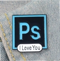 Przypinka metalowa Photoshop PS I Love You przypięta do jeansów