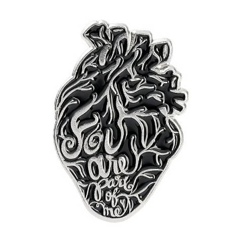 Metalowa przypinka pins czarne serce anatomiczne z napisem