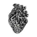Metalowa przypinka pins czarne serce anatomiczne z napisem