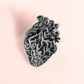 Przypinka pins czarne anatomiczne serce zbliżenie