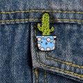 przypinka kaktus pins na kurtce dżinsowej jeans