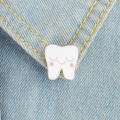 pins ząb dla stomatologa przypięty do ubrania