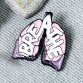 przypinka płuca breathe metalowa na ubraniu pins