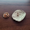 przypinka burger od tyłu zapięcie pins metalowy