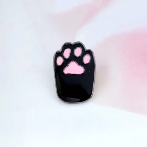 Metalowa przypinka, pins, łapa kota czarna