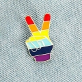 przypinka LGBT victory peace dłoń tęczowa emaliowana