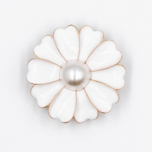 Metalowa przypinka biały kwiat z perłą, do kroksów