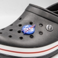 przypinka NASA zamontowana w czarnych kroksach