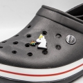 lama urodzinowa przypinka zamontowana w crocs