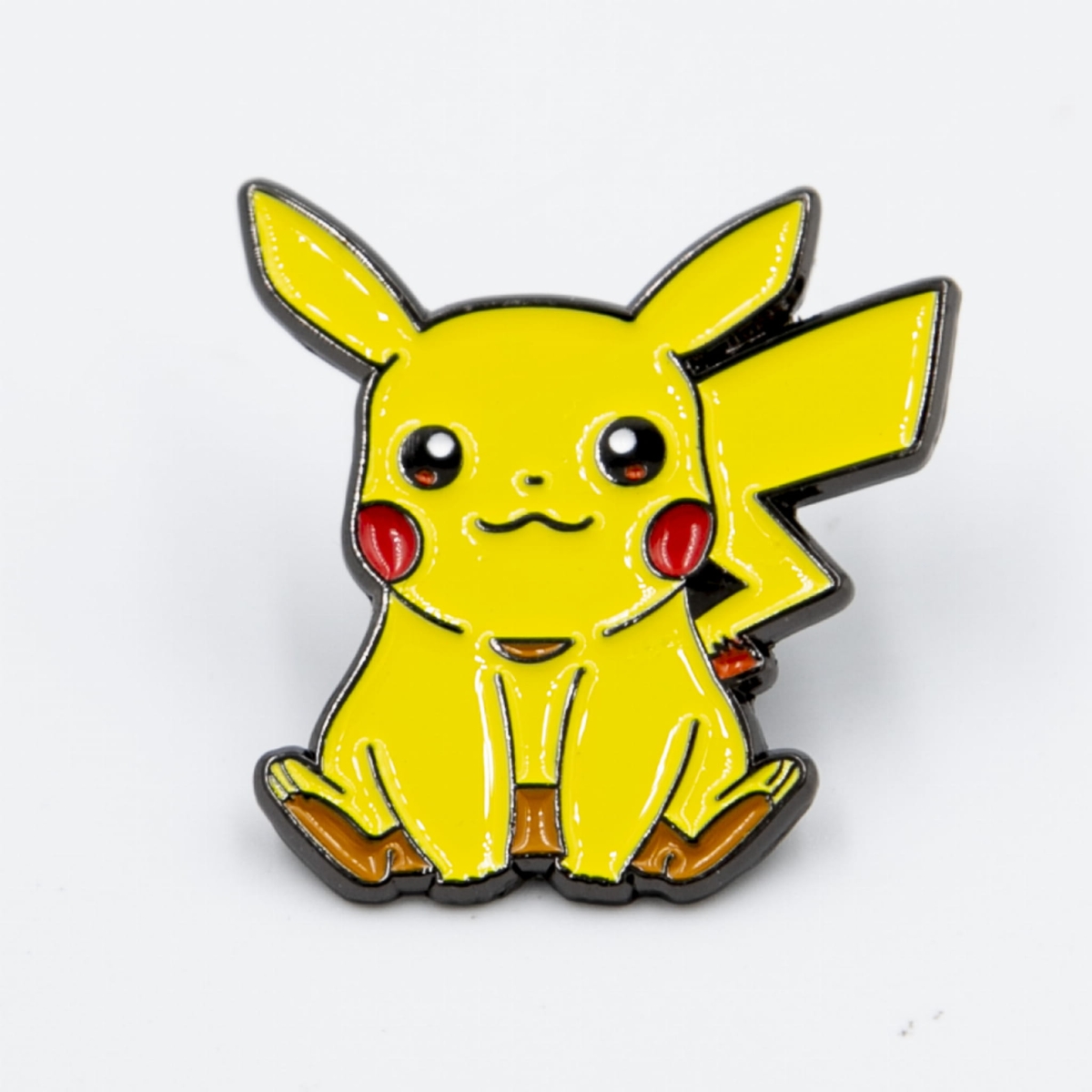 metalowa przypinka pins pokemon pikachu siedzący