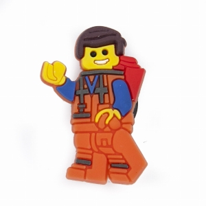 Ludzik lego Emmet przypinka do kroksów