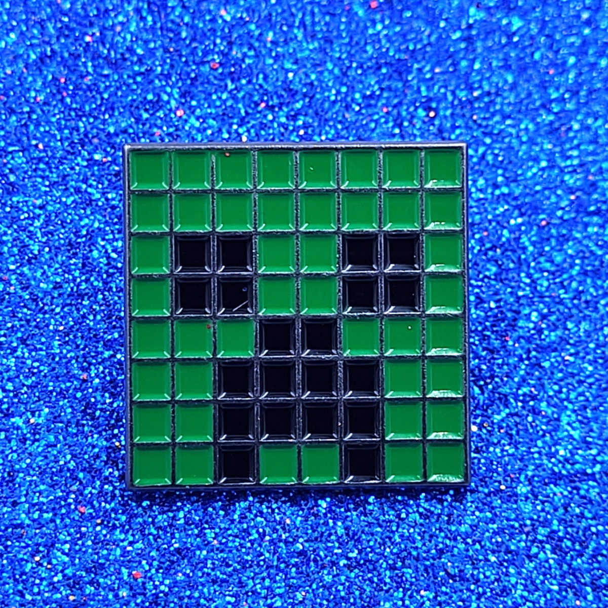 Przypinka metalowa Creeper Minecraft na niebieskim tle