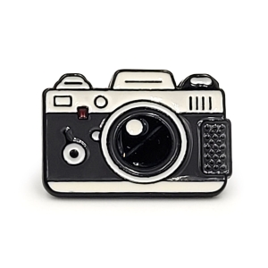Metalowa przypinka aparat fotograficzny