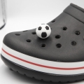 przypinka piłka nożna zamontowana w kroksach Crocs
