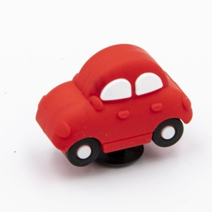 Przypinka 3D do kroksów - auto czerwone