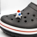przypinka rakieta do kroksów zamontowana na bucie crocs