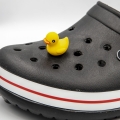 przypinka kaczuszka na kroksach szare buty crocs