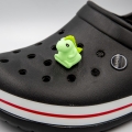 Przypinka dinozaur zamontowana w crocs buty