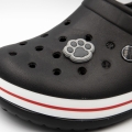 wpinka łapka szara zamontowana w kroksach crocs