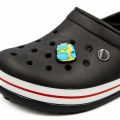 wpinka plecak turysty zamocowana w crocsy jibbitz ozdoba