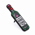 Pins butelka wina Wine Time metalowy widok z boku z zapięciem