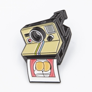 Metalowa przypinka, pins Aparat pupa