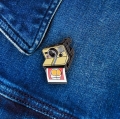 przypinka aparat pupa pins na ubraniu jeans aplikacja