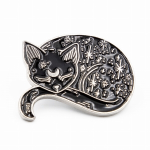 Metalowa przypinka, pins Czarny kot