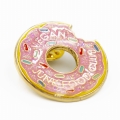 Pins donat różowy z brokatem - przypinka metalowa vegan