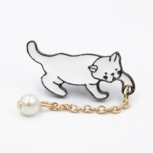 Metalowa przypinka, pins Kot z kulką