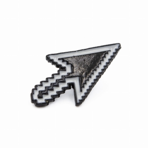 Metalowa przypinka, pins Strzałka komputerowa