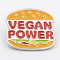 Pins Burger Vegan Power zbliżenie metalowa przypinka wegańska