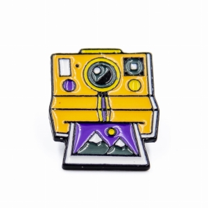 Metalowa przypinka, pins aparat  foto pejzaż