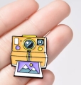 przypinka aparat fotograficzny w dłoni rozmiar pins