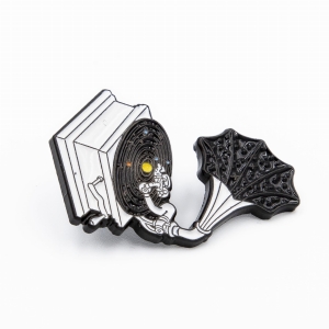 Metalowa przypinka, pins Gramofon vintage, stary