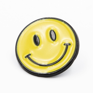 Metalowa przypinka, uśmiech